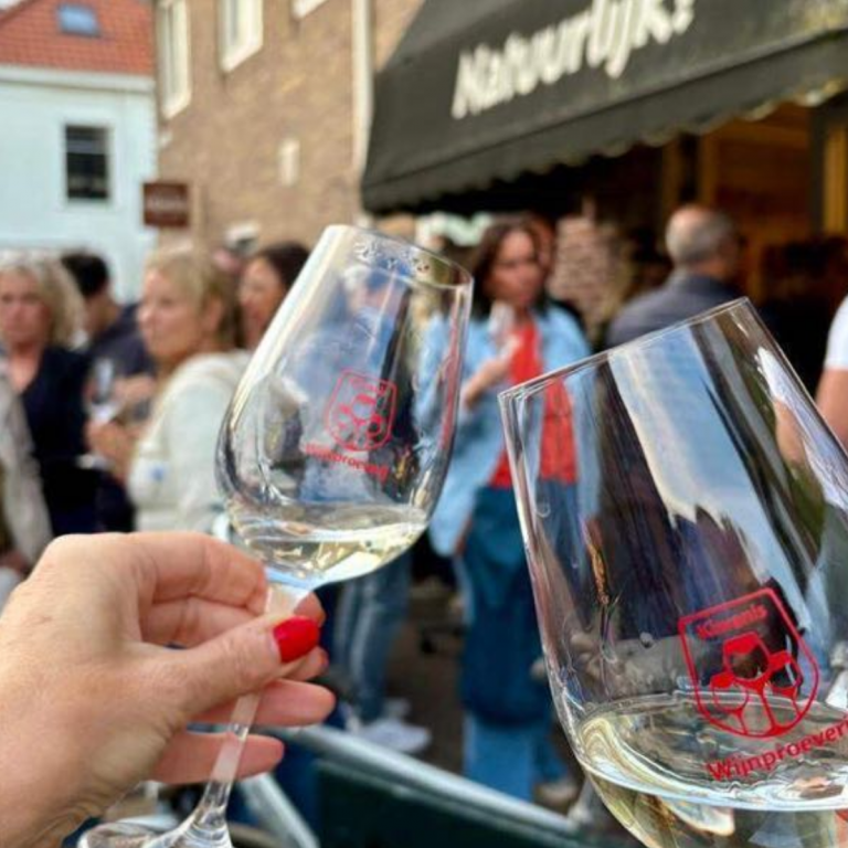 Wijnproeverij in het zonnige Naarden-Vesting